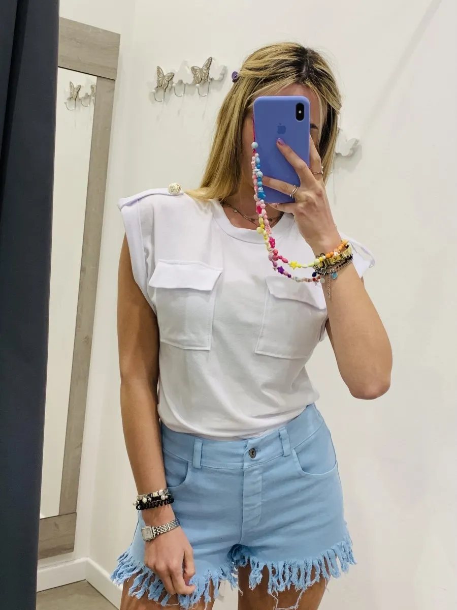 T-shirt bianca con taschini e bottoni gioiello