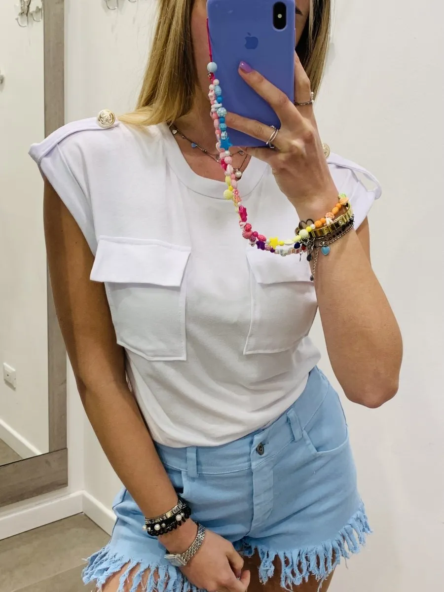 T-shirt bianca con taschini e bottoni gioiello